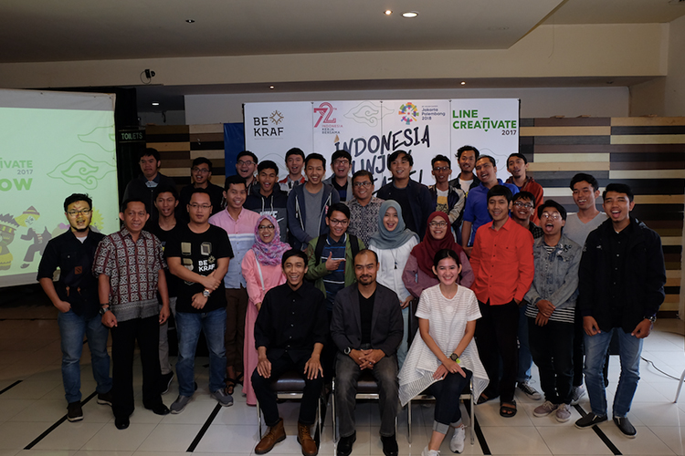 (ki-ka) Anggoro Ihank (Webtoonist), Ari Juliano Gema (Deputi Fasilitas HKI dan Regulasi BEKRAF RI), dan Dhyoti R. Basuki (PR Director LINE Indonesia) berfoto bersama peserta Roadshow LINE Creativate 